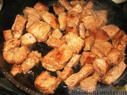 Азу по-татарски: Мясо помыть и обсушить салфетками. Порезать мясо небольшими прямоугольными кусочками и обжарить на сковороде на 2-х ст. ложках масла. Переложить мясо в сотейник.