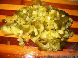 Азу по-татарски: Огурцы порезать мелкими кубиками. Перемешать их с томатной пастой и добавить в сотейник. Добавить лавровый лист. Накрыть крышкой и тушить еще 20 минут.  Подают, обычно, азу с вареным картофелем.