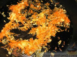 Печеня по-карпатски: Мелко порезать лук и натереть (или порезать) соломкой морковь. Пассировать их на сливочном масле.