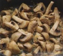 Рагу из шампиньонов: 2. Выложить в сковороду с луком грибы, жарить на сильном огне, помешивая, примерно 3-4 минуты.