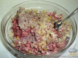 Голубцы с мясом и рисом: Мясо вымойте, снимите лишний жир и перекрутите на мясорубке.   Лук почистите, вымойте и перекрутите на мясорубке.