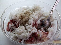 Голубцы с мясом и рисом: Мясо с луком перемешайте, добавьте рис, приправьте солью, перцем и тщательно перемешайте.