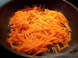 Голубцы с мясом и рисом: Морковь очистите, вымойте, натрите на крупной терке и пожарьте в сковороде с добавлением томатной пасты.