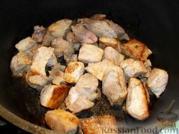 Жаркое из мяса: Мясо вымойте, порежьте на большие куски и отправьте жариться в кастрюлю (с антипригарным покрытием).