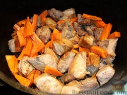 Жаркое из мяса: В зажаренное мясо добавьте порезанную большими кусочками морковь, перемешайте и оставьте жариться на среднем огне.
