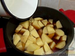Жаркое из мяса: Картофель жариться не должен, сразу в кастрюлю налейте воду и сделайте большой огонь, чтобы вода закипела.