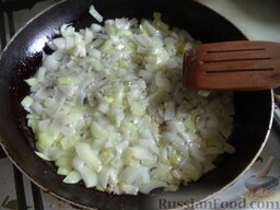 Куриное филе в томатном соусе: Разогреть сковороду, налить растительное масло. В горячее масло выложить лук. Жарить на среднем огне, помешивая, 2-3 минуты.