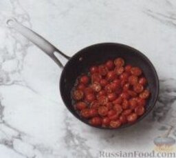 Папарделле с помидорами и рукколой: 3. Выложить в сковороду половинки помидорок-черри, посолить, поперчить и готовить, помешивая, 2-3 минуты, до мягкого состояния.