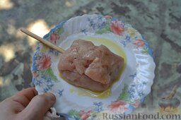 "Эскимо" из курицы: Укладываем на смазанную маслом тарелку.