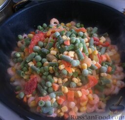 Булгур с креветками и овощами: Добавляем замороженную овощную смесь. Перемешиваем. Тушим 10 минут.