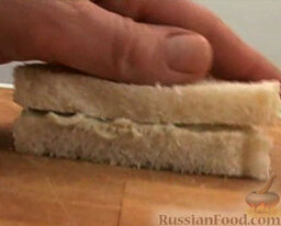 Сэндвич с голубым сыром и грецкими орехами: Кусочки хлеба сложить попарно. Срезать корки.  На один кусочек хлеба густо выложить сырную смесь. Закрыть вторым кусочком хлеба.