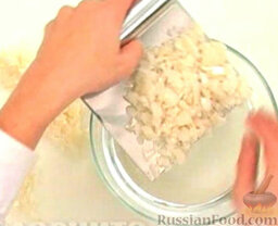 Оладьи из трески и креветок: Залить нарезанную треску холодной водой.