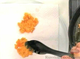 Оладьи из трески и креветок: Готовые оладьи выкладывать на бумажную салфетку, чтобы впиталось лишнее масло.