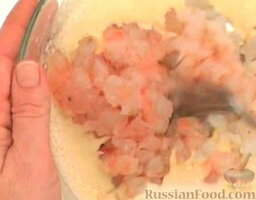 Оладьи из трески и креветок: Выложить в тесто креветки.