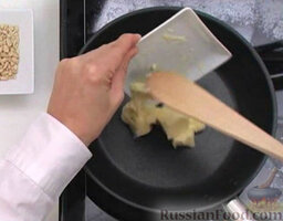 Зеленая фасоль с кедровыми орешками: На сковороде растопить сливочное масло.