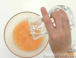 Темпура из картофеля: Смешать взбитое яйцо и холодную воду.