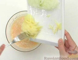 Темпура из картофеля: Выложить в жидкое тесто натертые овощи. Перемешать.