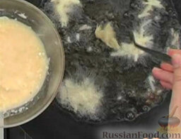 Темпура из картофеля: В кипящее масло с помощью вилки выкладывать небольшие порции овощей в кляре.