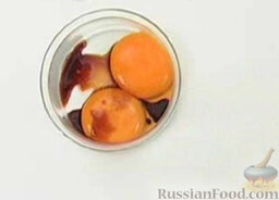 Темпура из картофеля: В желтки влить соевый соус и кунжутное масло. Перемешать до однородности.