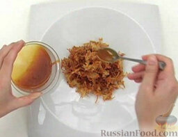Темпура из картофеля: Обжаренный картофель с луком  полить заправкой и посыпать темпуру семенами кунжута.