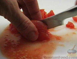 Томатный суп с базиликом: Как приготовить суп томатный с базиликом:    Помидоры очистить от кожицы (для этого опустить в кипяток на минуту) и нарезать.