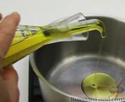 Томатный суп с базиликом: В сотейнике разогреть растительное масло, выложить измельченный чеснок.