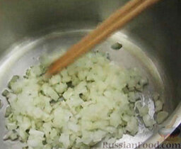 Томатный суп с базиликом: Затем выложить в сотейник нарезанный лук, перемешать и пассеровать 4 минуты.