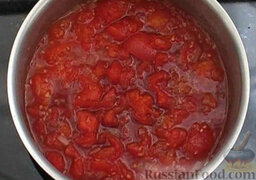 Томатный суп с базиликом: Заправить солью и сахаром. Перемешать и тушить еще 4 минуты.