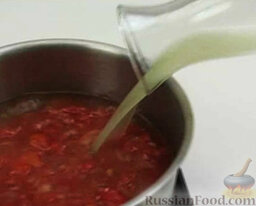 Томатный суп с базиликом: Влить бульон.