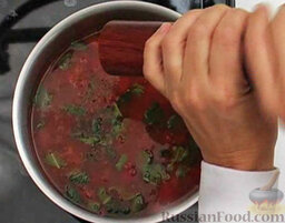 Томатный суп с базиликом: Добавить нарезанный базилик, перемешать. Поперчить, накрыть крышкой и варить суп томатный с базиликом при слабом кипении еще 15 минут.