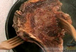 Телятина с миндалем: Мясо перевернуть и так же обжарить с другой стороны.