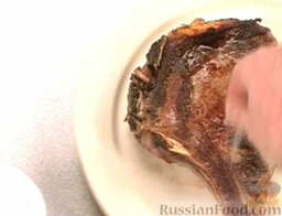 Телятина с миндалем: Затем выложить мясо на тарелку. Посолить.