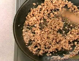 Телятина с миндалем: В ту же сковороду с маслом выложить миндаль и, помешивая, обжарить его.