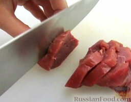 Говядина с апельсином и карри: Мясо нарезать ломтиками поперек волокон.