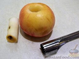 Оладьи из тыквы: Яблоки очистите, удалите сердцевину специальным ножом или вырежьте обычным.