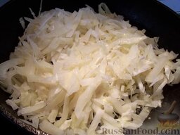 Омлет с капустой: В нагретую сковороду с постным маслом отправьте жариться капусту.