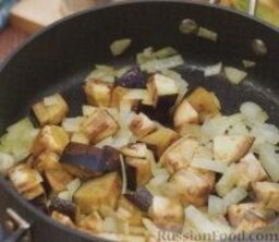 Рататуй быстрый: Подготовить все овощи. Мелко нарезать лук и чеснок. Нарезать кусочками баклажаны, цуккини (или молодые кабачки), перец.   Помидоры для этого рататуя использовались консервированные, нарезанные (удобней и быстрее). Можно попробовать приготовить блюдо со свежими помидорами, для этого опустить их на минуту в кипяток, очистить и нарезать кусочками (вкус рататуя в результате может чуть отличаться).       В большой сковороде с высокими бортиками на сильном огне разогреть оливковое масло. Выложить в сковороду лук и баклажаны, перемешать.