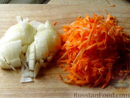 Запеканка из кабачков: Лук почистить, нарезать полукольцами. Морковь натереть на терке (можно обойтись без моркови). Обжарить чуть-чуть на разогретой сковороде с небольшим количеством масла (на среднем огне примерно 5-7 минут).