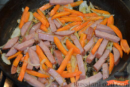 Рисовый суп с помидорами: Для пассеровки нарезать лук соломкой, морковь нарезать брусочками. Колбасу нарезать брусочками.  Обжарить на сливочном масле лук до прозрачности, добавить морковь и колбасу.