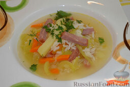 Рисовый суп с помидорами: Выключить огонь и настоять суп 10 минут. Разлить суп по тарелкам и посыпать рубленой зеленью.  Приятного вам аппетита!