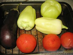 Пинджур (баклажанная икра): Овощи запечь в духовке при температуре 180 градусов (40-45 минут).