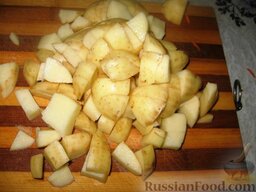 Суп с белыми грибами и гречкой: Картофель очистить и нарезать кубиками. Гречневую крупу промыть.   Вкинуть в суп картофель и гречку, варить 15 минут.
