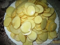 Картофель "Буланжер": Очистить и нарезать картофель тонкими ломтиками (2 мм), удобнее всего это делать с помощью слайсера.