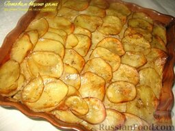 Картофель "Буланжер": За это время верхний слой картофеля зарумянится, жидкость полностью впитается, и картофель станет восхитительно вкусным.   Оставшимся растопленным маслом полить сверху готовый картофель.