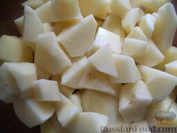 Солянка простая постная с шампиньонами: Налить 2-2,5 л воды в кастрюлю. Поставить на огонь, довести до кипения. Пока вода греется, почистить и помыть картофель. Нарезать небольшими кусочками.