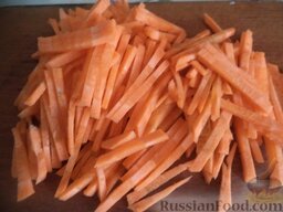 Солянка простая постная с шампиньонами: Морковь почистить, помыть, нарезать тонкой соломкой.