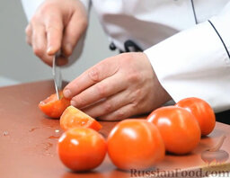Томатный суп с песто: Как варить томатный суп с соусом песто:    Сушеные помидоры можно приготовить самостоятельно впрок. Для этого берем некрупные спелые помидоры. Разрезаем их на четыре части, снимаем кожицу, вырезаем хвостик, середину и семечки.