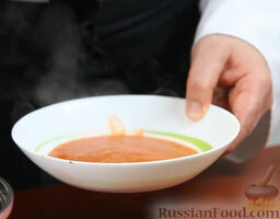 Томатный суп с песто: Начинаем сервировать. Набираем томатный суп в тарелку.