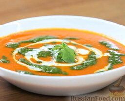 Томатный суп с песто: Украшаем томатный суп листочками базилика. Готово!   Запомните этот аромат — сегодня у вас в гостях Италия!