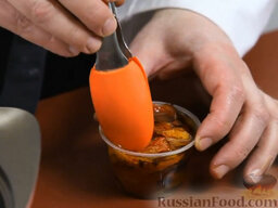 Томатный суп с песто: Теперь нам понадобятся сушеные помидоры. Добавляем их к чесноку. Чуть-чуть даем протушиться.